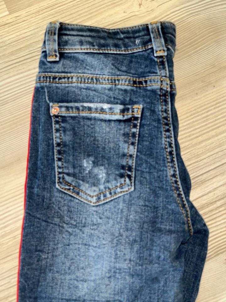 Zara Kids Jeans im Used look mit Seitenstreifen, Gr. 140, gut in Wolfenbüttel