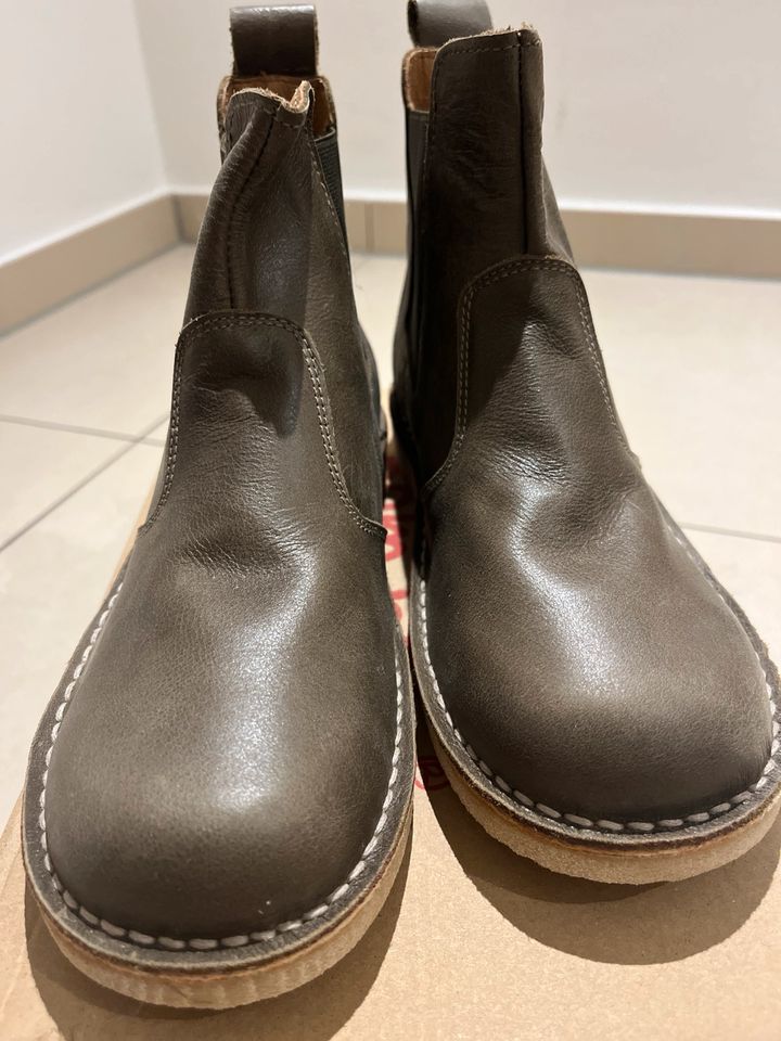 Pom Pom Chelsea Boots neu in Hamburg