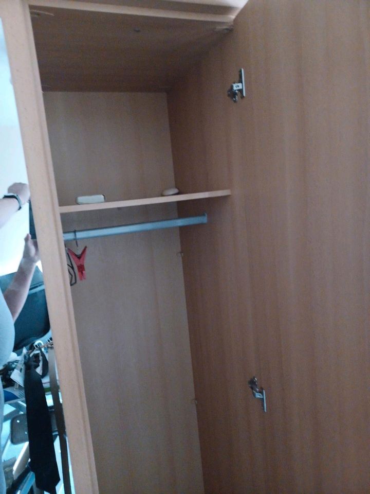 Kleiderschrank mit Spiegel in Mainaschaff