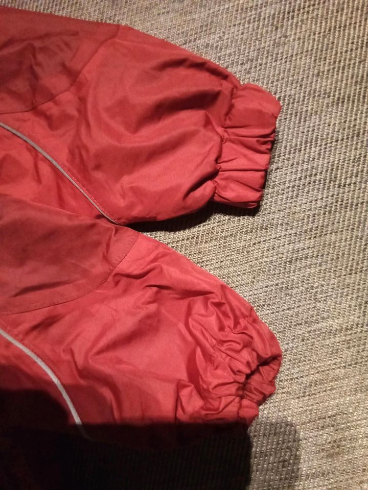 Regenjacke Größe 116 rot mit Tasche in Delligsen