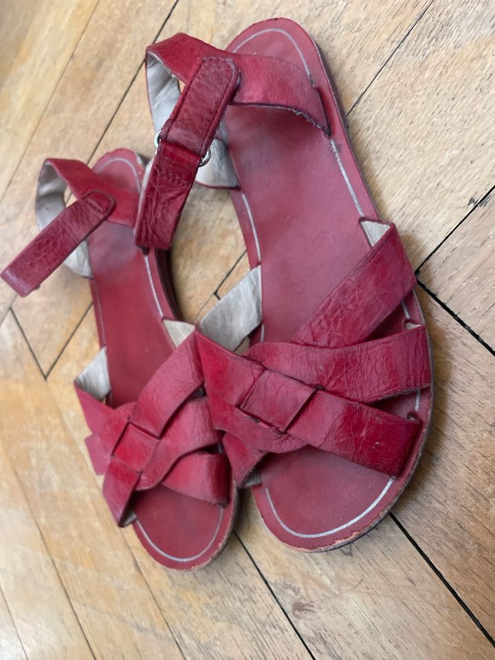 Süße rote Leder-Sandalen wie Saltwater von Zara Größe 32 in Berlin