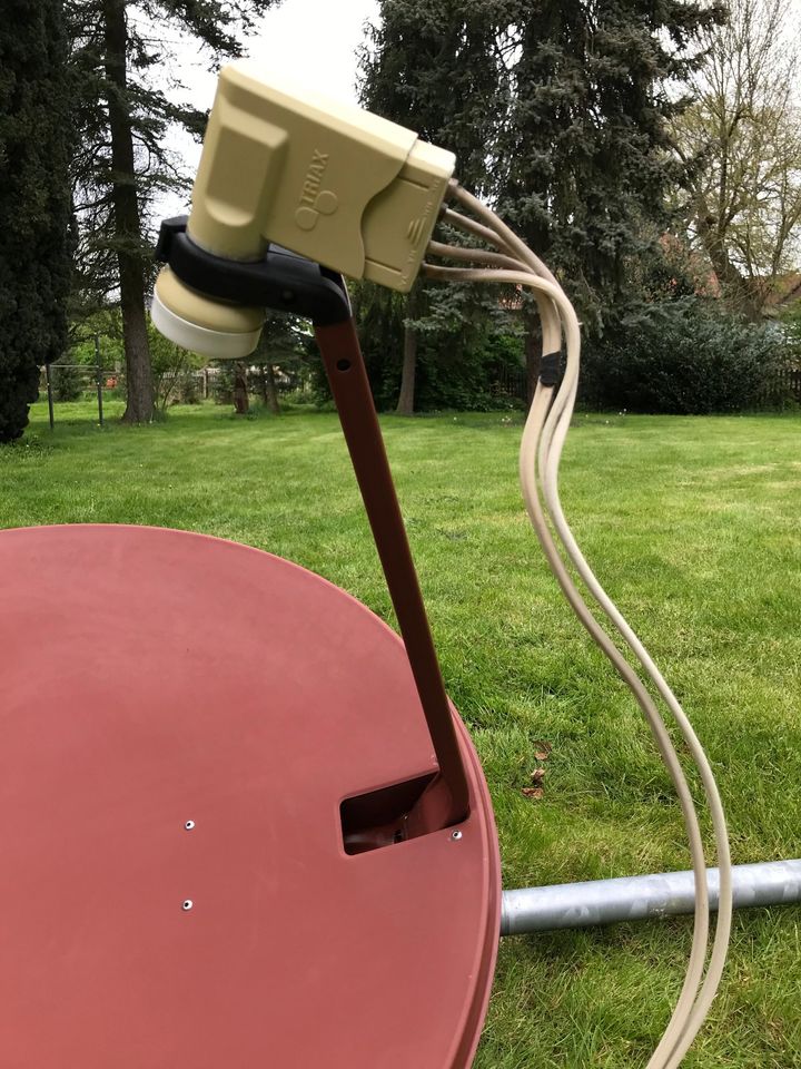 Satellitenschüssel inkl. Quad-LNB, Halterung und HD+ Receiver in Meine