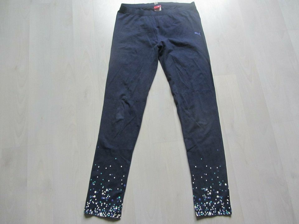 neuwertige Leggins von Puma, blau mit buntem Print, Gr. 176 in Aachen