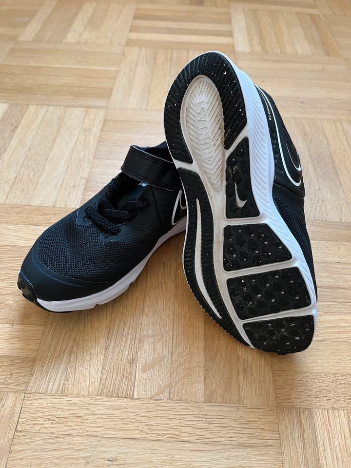 Nike Star Runner Sneaker schwarz Gr. 28 Sportschuhe in Ismaning