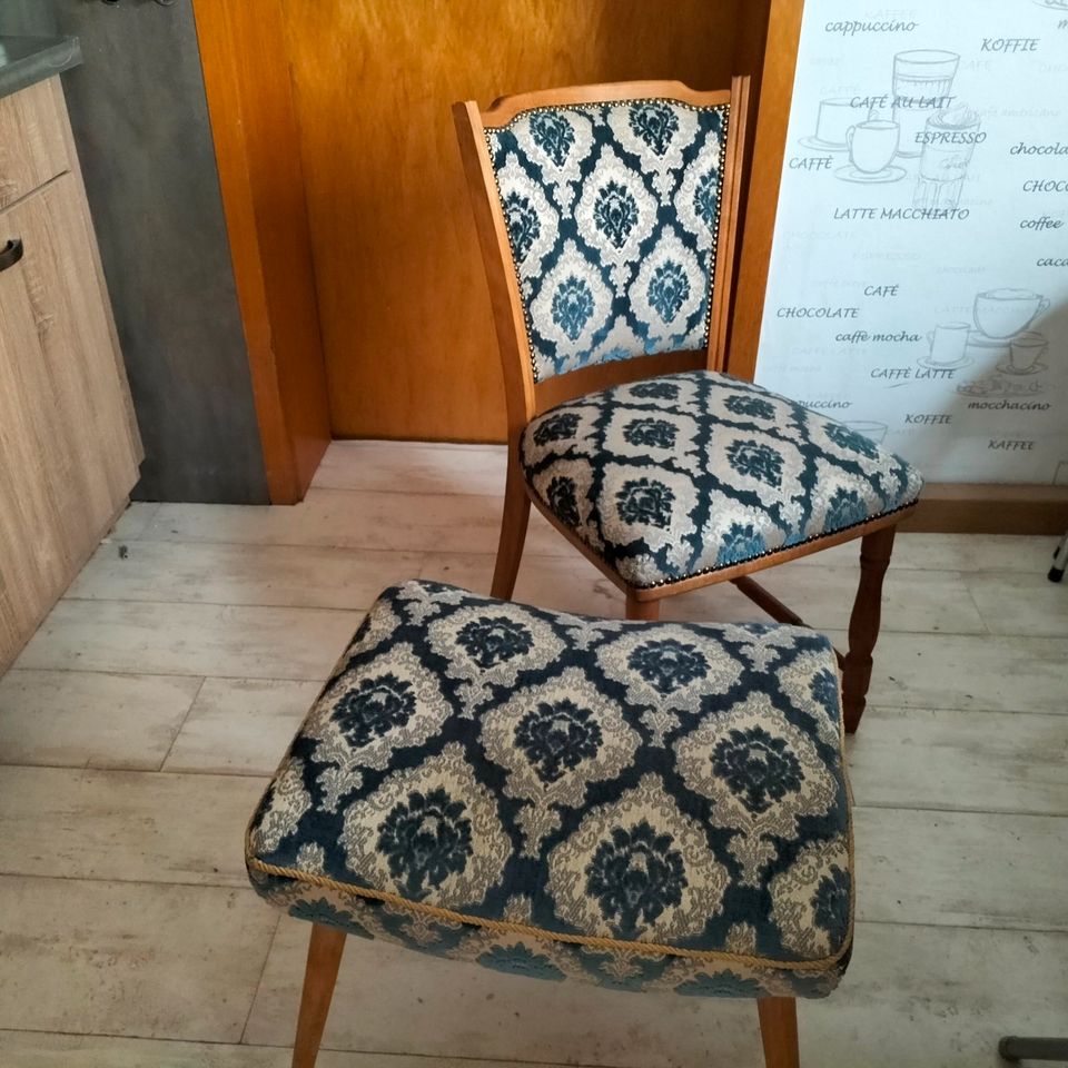 Stuhl und Hocker - Vintage Brokat Samt - blau - in Rodgau