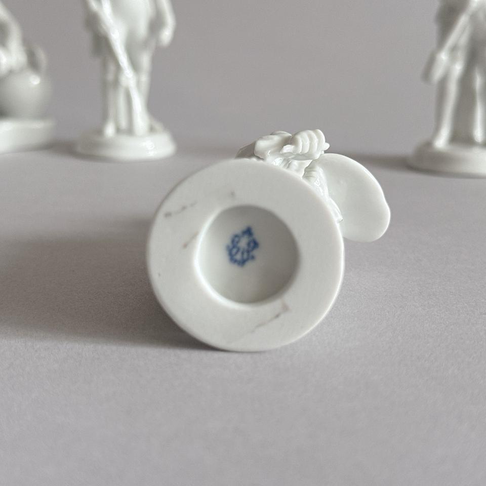 Volkstedt Porzellanfiguren 4er-Set – Klassische Sammlerstück in Backnang