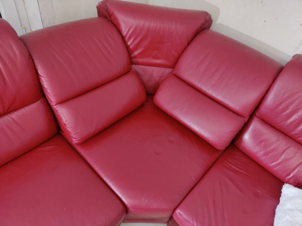 Ledersofa in Rot zum ausziehen plus passender Sitzhocker in Bickenbach