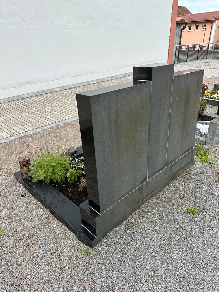 Schwedischer Granit Grabstein (Gesamt) in Regensburg