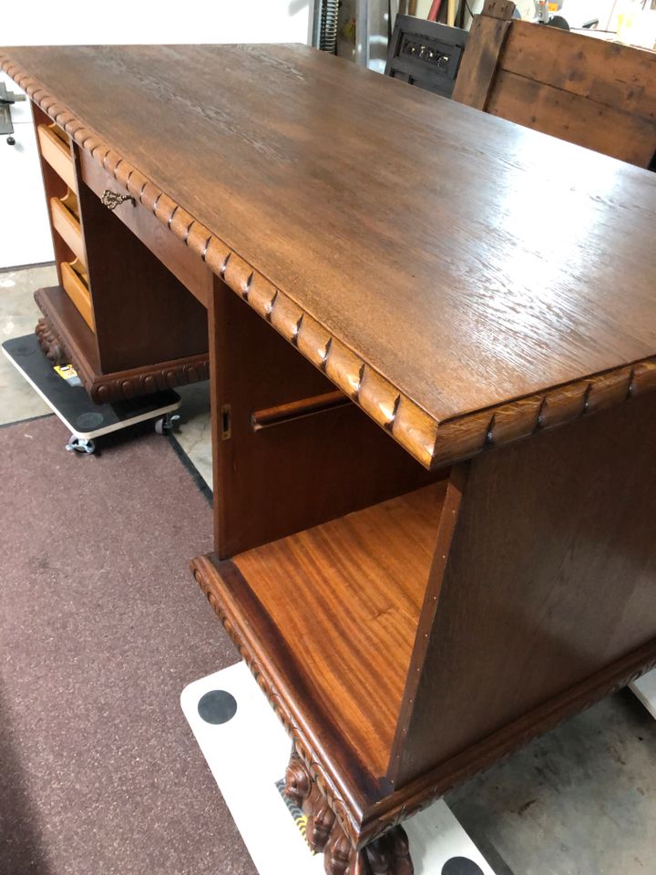 Großer Schreibtisch mit Tatzenfüßen, Eiche, um 1930 in Schmelz