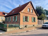 Wir bieten Ihnen hier ein teilunterkellertes freistehendes Einfamilienhaus aus dem Baujahr ca. 1900 mit einer Wohnfläche von ca. 116 m² auf zwei Ebenen. Auf dem ca. 499 m² großen Grundstück Sachsen-Anhalt - Athenstedt Vorschau