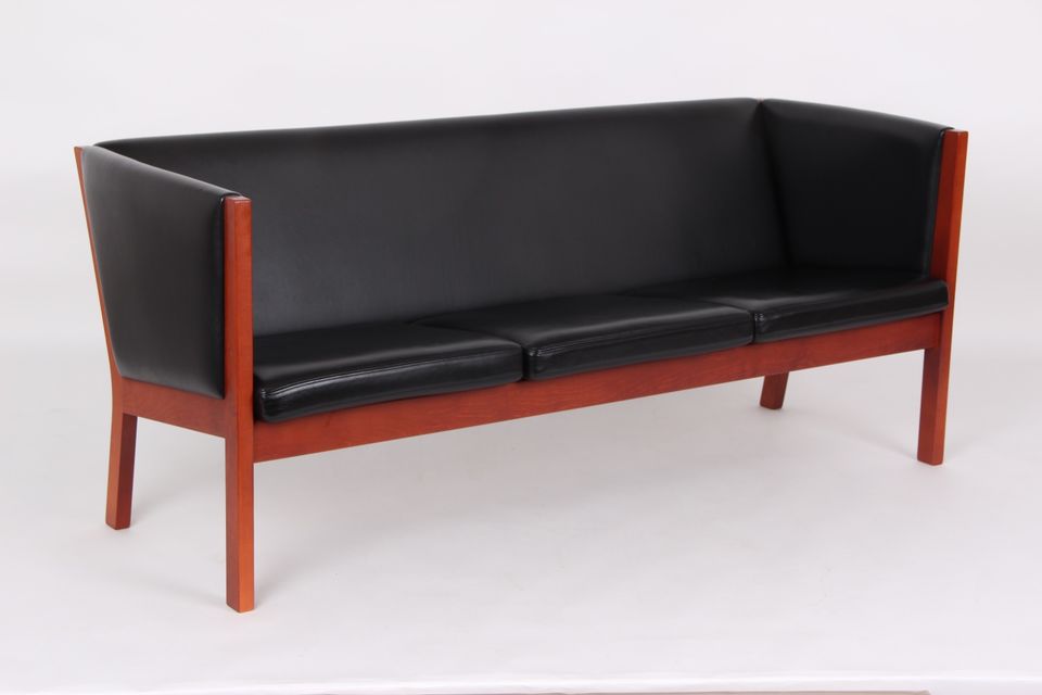 Hans J. Wegner Sofa Modell GE285/ 3 mit schwarzem Leder in Harrislee