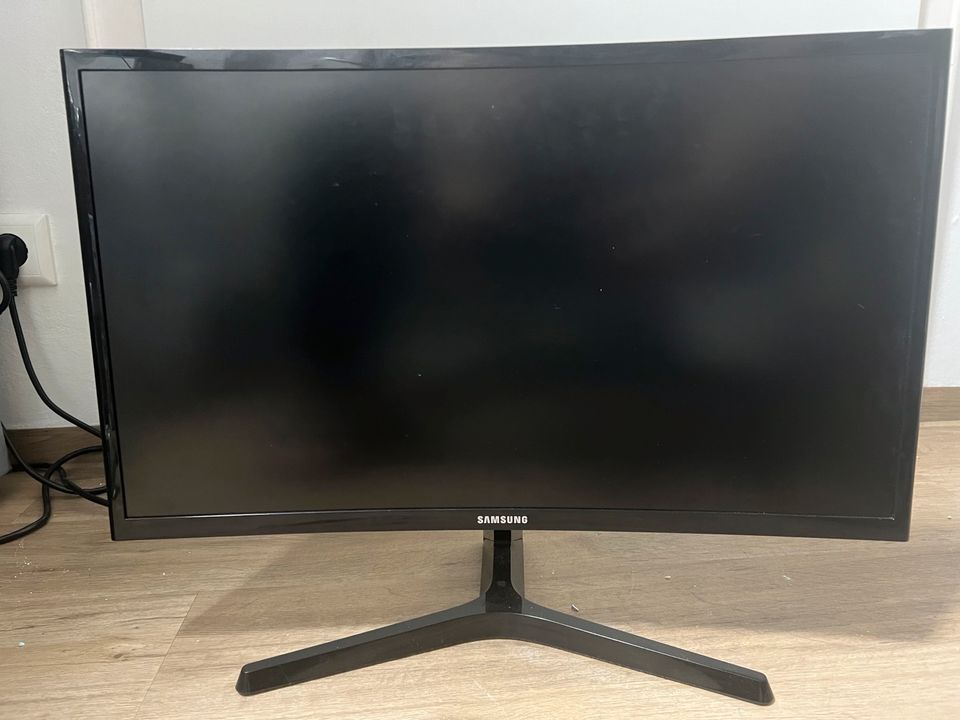 Samsung 24 Zoll FHD 1080p Curved Monitor in Augsburg