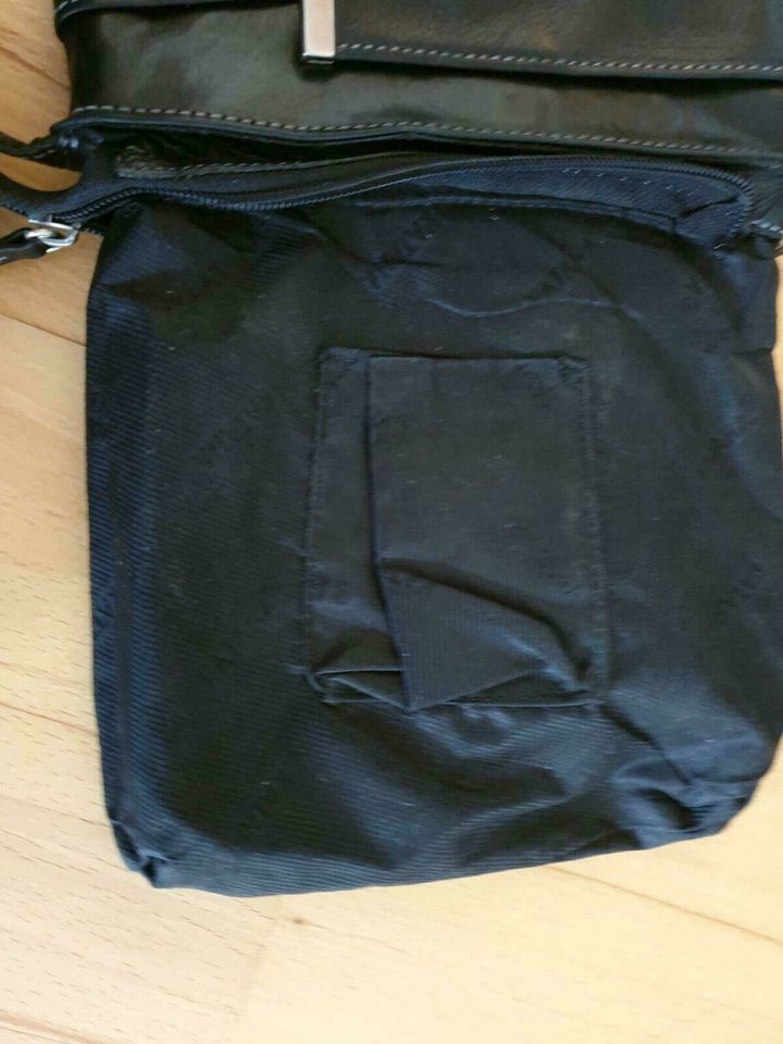 Schwarze Lederhandtasche mit Reißverschluss & vielen Innentaschen in Quirnheim