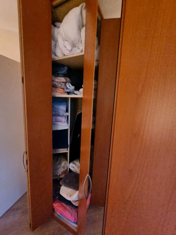 Schlafzimmerschrank Kleiderschrank Spiegelfront Kirsche in Dallgow
