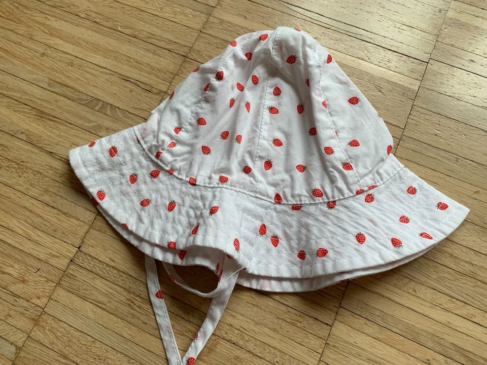 H&M Sonnenhut Baby „Erdbeere“ 62 in Lörrach