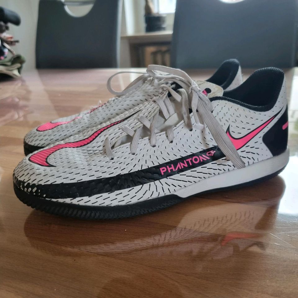 Nike Hallenschuhe Größe 37,5 in Hösbach