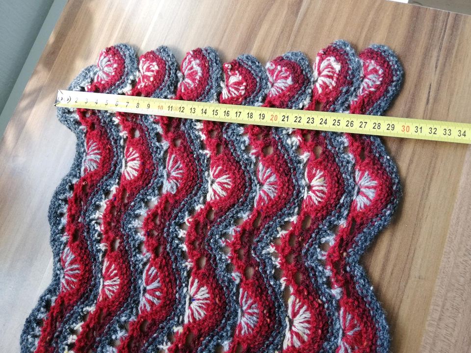Selbstgestrickter Schal - Strickschal aus Wolle - rot / grau in Stuttgart