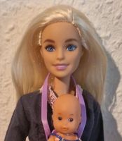 Barbie Puppe Mattel 2015 Mutter mit Baby in Bauchtrage Niedersachsen - Algermissen Vorschau