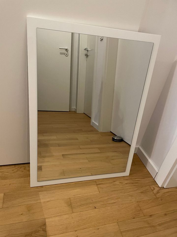 Spiegel für Bad oder Garderobe auf massiver weißer Holzplatte in Hamburg