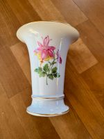 Meissen Vase Porzellan mit Blumendekor Goldrand Niedersachsen - Burgwedel Vorschau
