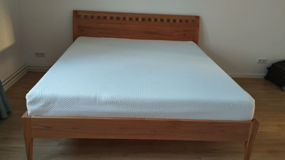1.8m (breit) x 2m (lang)  Bett    Bed in Berlin