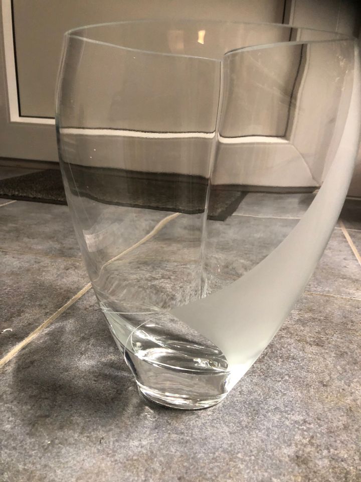 Vase in Glas, 24 cm Hoch , schöne Form , in Westerstede