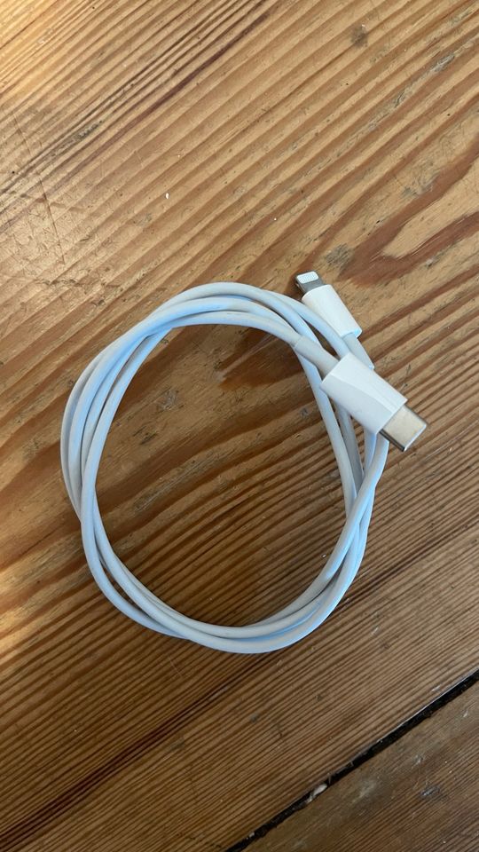 Original Apple Ladekabel usb c auf lightning in Berlin