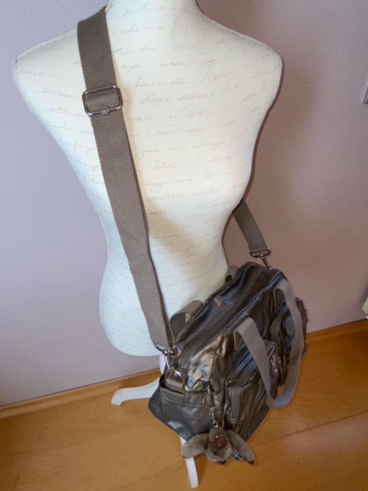 Kipling Defea Handtasche Schultertasche metallic NEUwertig in Siegen