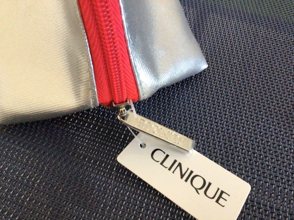 Clinique Kosmetiktasche Kulturtasche Make-Up Beutel silber-rot in Rösrath