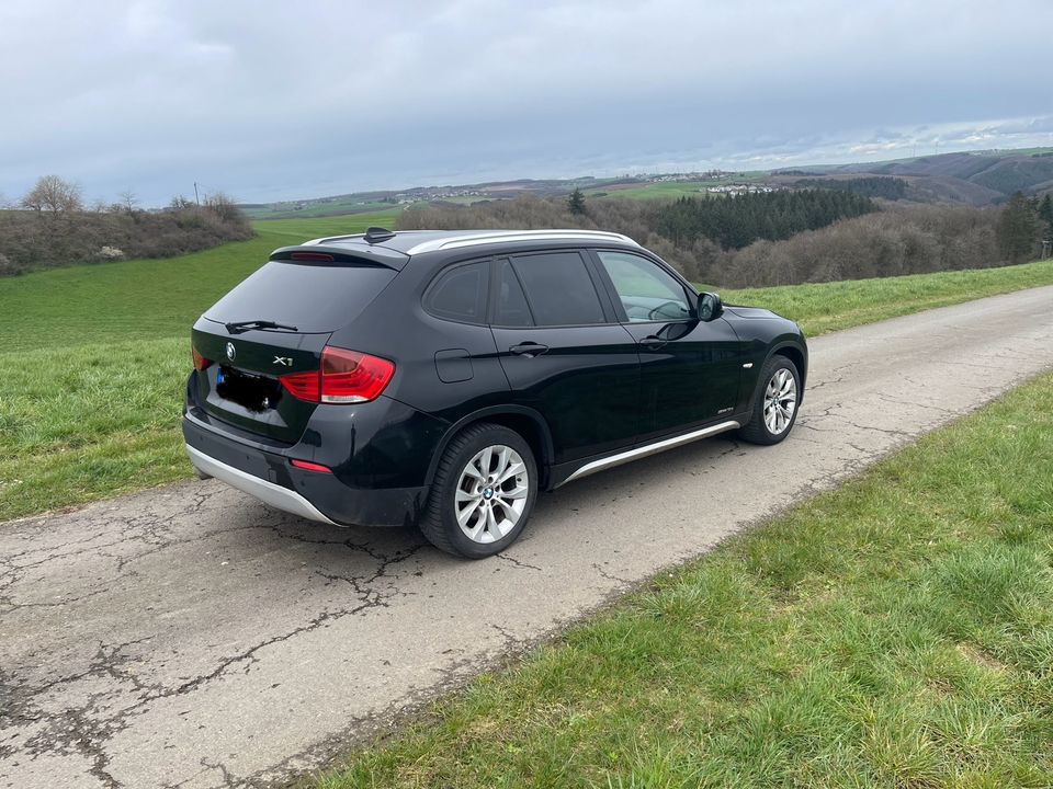 BMW X1 sDrive 18d TÜV & Inspektion NEU in Ammeldingen bei Neuerburg