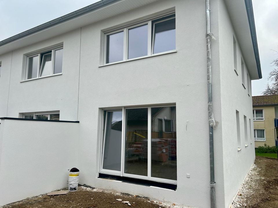 Modernes Wohnen: Neubau Reihenhaus mit Terrasse & Wärmepumpe in Springe