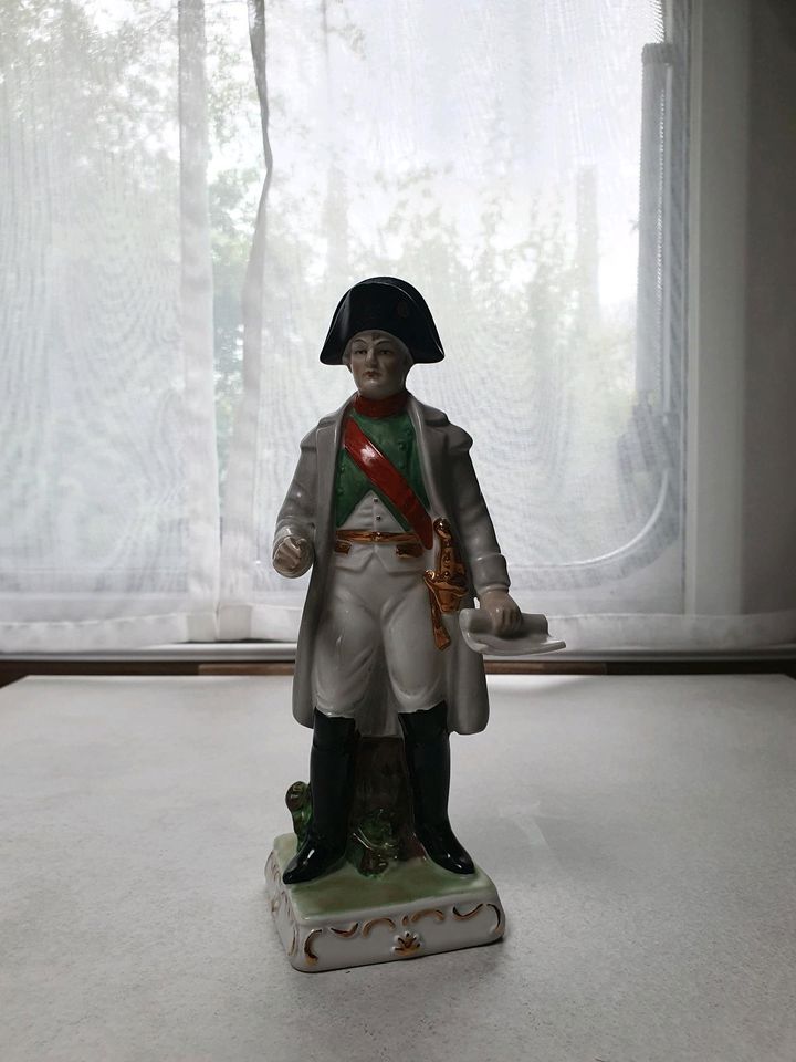 Alte Porzellan Figur Napoleon mit Glasklocke in Plauen