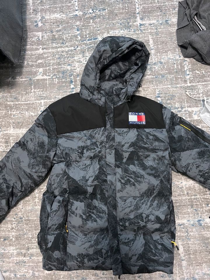 Tommy Hilfiger Winterjacke Größe L in Schmallenberg