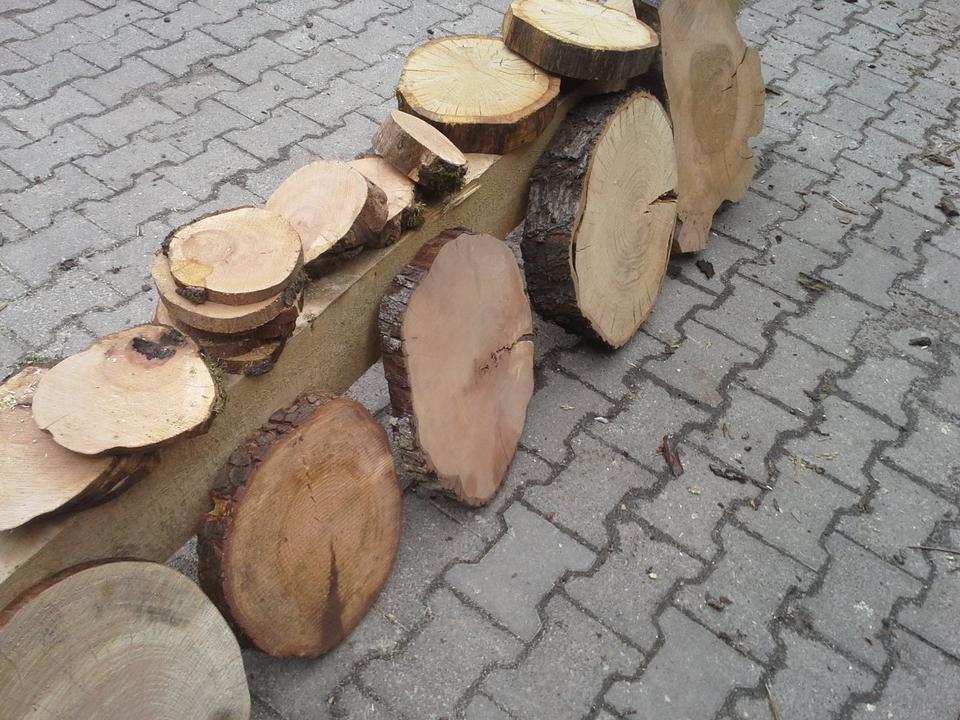 Baumscheiben, Holzscheiben sägerau oder gehobelt mit Waldkante in Usingen