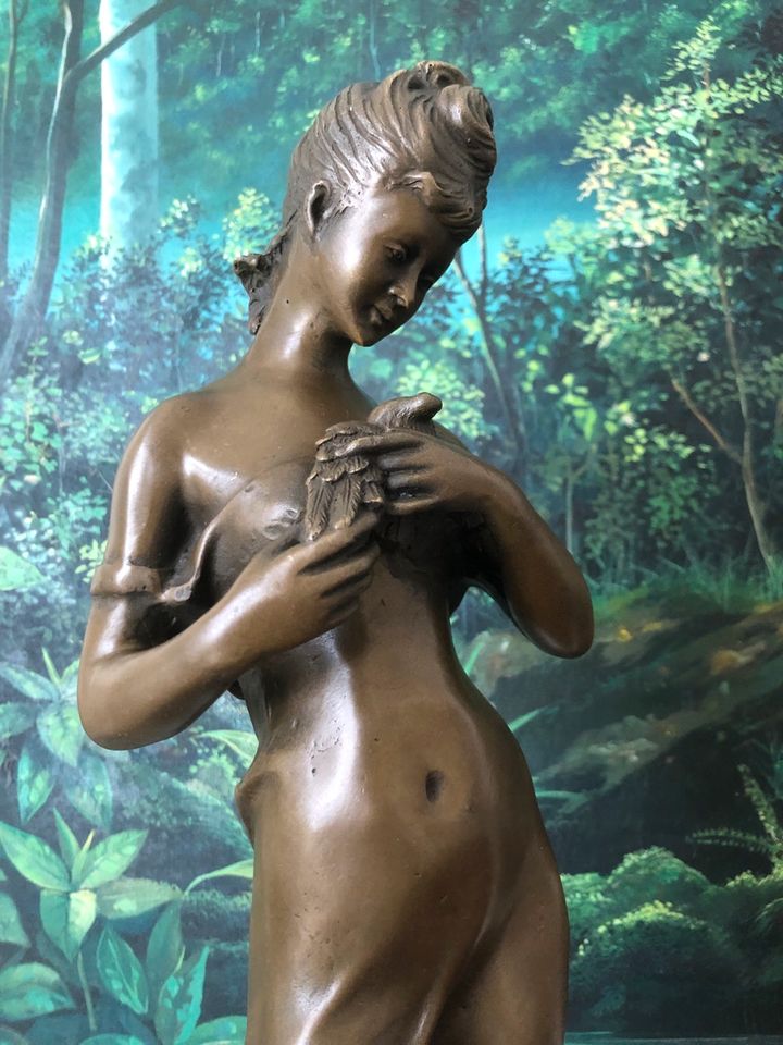 Bronzefigur Frau mit Vogel Jugendstil Signatur Moreau in Centrum