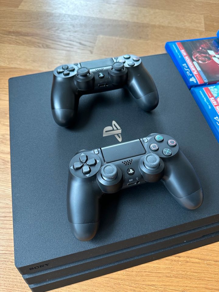 PlayStation 4 Pro (neuwertig)mit 2 Controllern und vielen Spielen in Augsburg