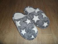 Flauschige Damen Hausschuhe Pantoffeln Gr. 40/41 Sterne grau neu Bayern - Coburg Vorschau