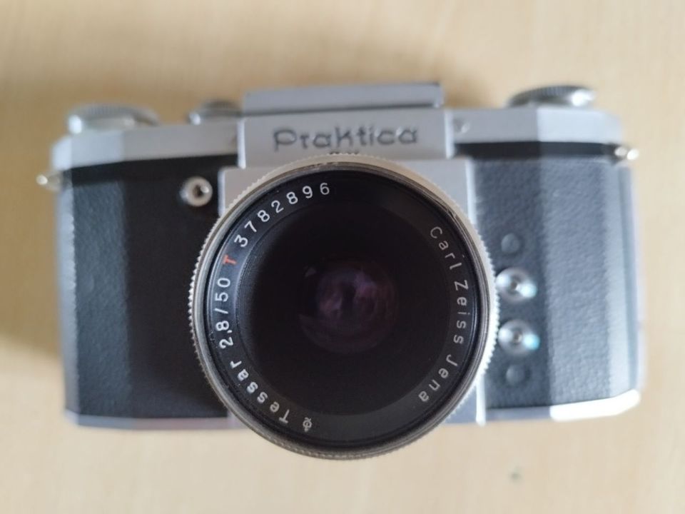 Praktica FX plus Objektiv Tessar 1,8/50 plus Prismenaufsatz in Or in Dresden