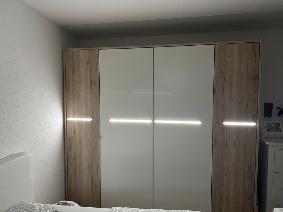 Schlafzimmerschrank mit LED-Leiste in Sangerhausen