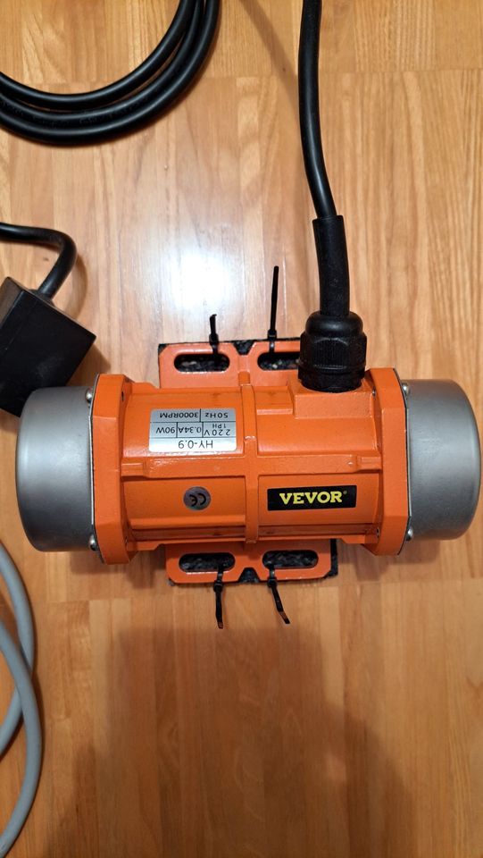 Vibration Vibrationsmotor Vevor mit Drehzahlregler in Rot an der Rot