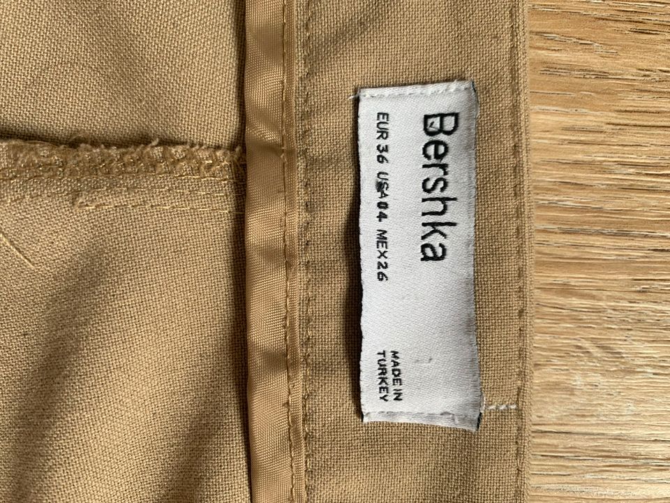 Bershka Stoffhose regular Fit Größe S/36 in Neuwied