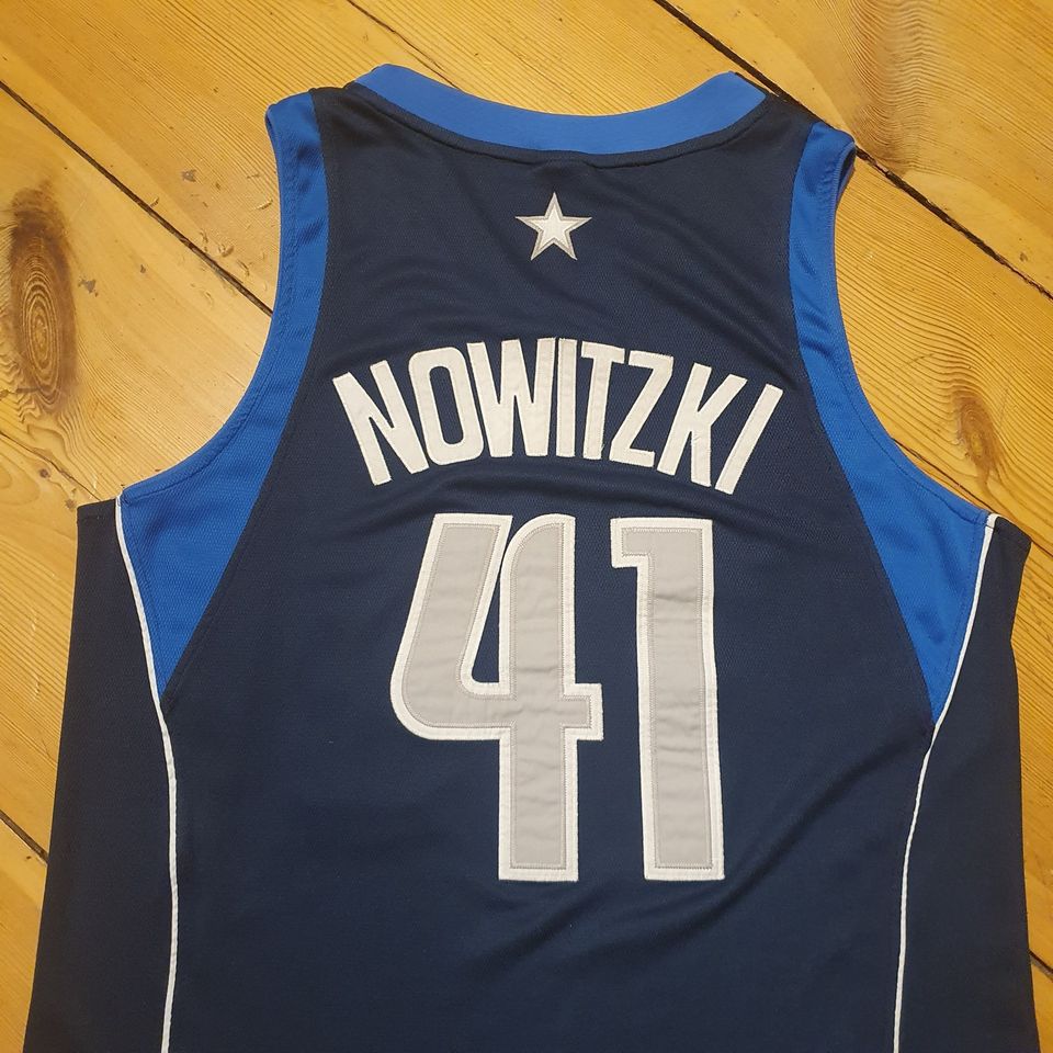 Authentic Dirk Nowitzki NBA Dallas Mavericks Trikot Champion in Berlin