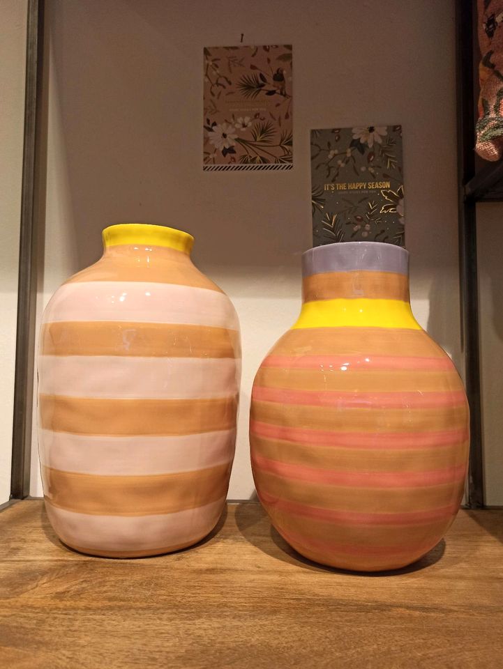 Besondere gestreifte Vase in beige und rosa *JUNGLE2020* in Bochum