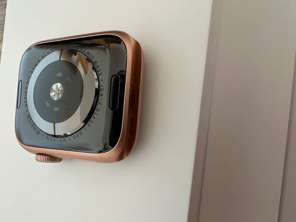 Apple Watch Series 5, 40 mm, Roségold in Karlsdorf-Neuthard