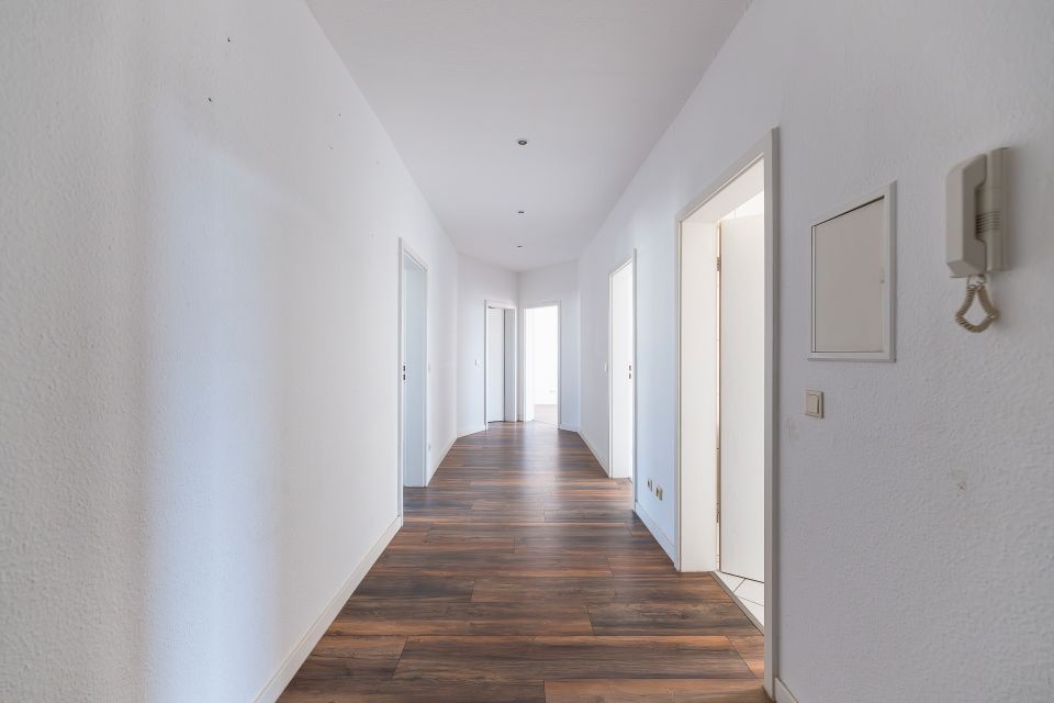 Ideale Familienwohnung mit 3 Zimmern, Balkon & Wannenbad in Neustadt-Neuschönefeld in Leipzig