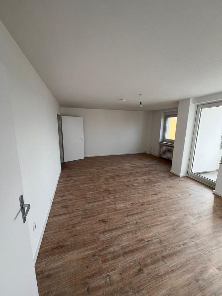 ***Wunderschöne - renovierte - Wohnung in ruhigem Haus*** 3 ZKB + Balkon + Fahrstuhl** in Helmstedt