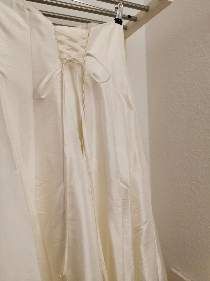 Brautkleid + Stola Größe 36/38 und 40 in Wedemark