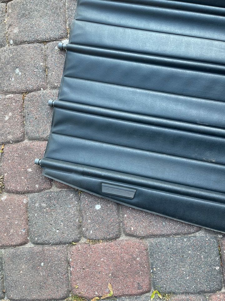 VW Passat 32B Variant Laderaumabdeckung 331867769 in Tarp