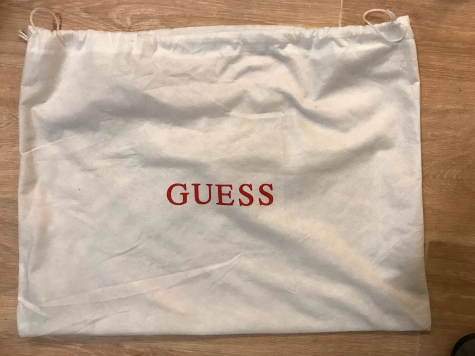 Handtasche Guess Printdruck Lack Black schwarz mit Schultergurt in Mölln