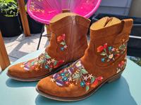 Wildleder-Boots mit Stickerei Gr.40 Niedersachsen - Nordhorn Vorschau